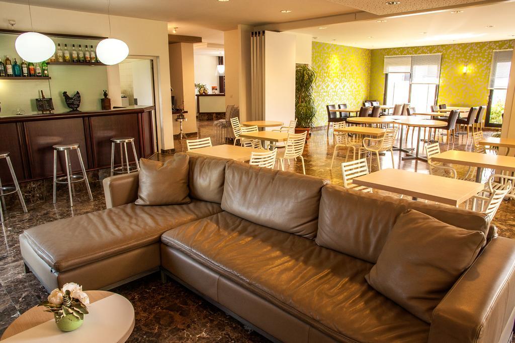 Hotel Les Amandiers 투르농쉬르론 외부 사진