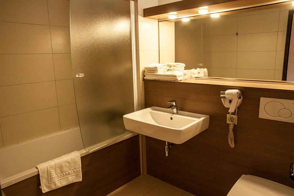 Hotel Les Amandiers 투르농쉬르론 외부 사진