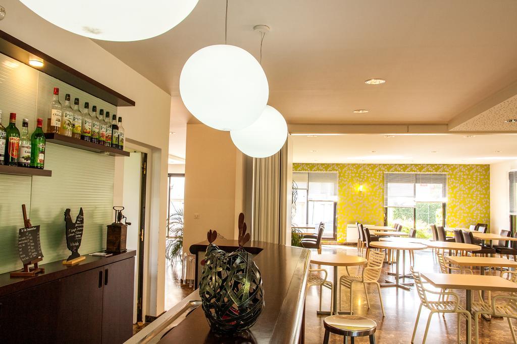 Hotel Les Amandiers 투르농쉬르론 외부 사진